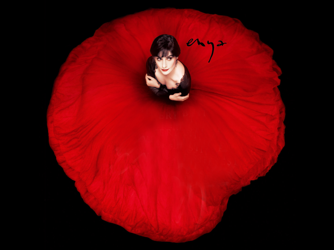 Девушка в красном платье в форме мака