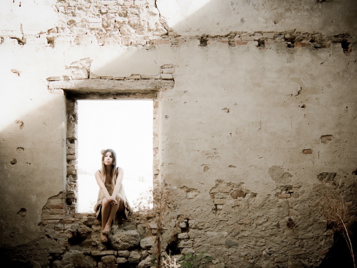 Девушка на окне в руинах