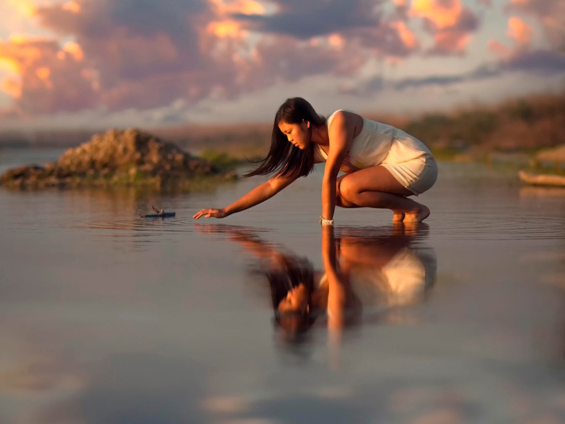 Девушка отражается в воде