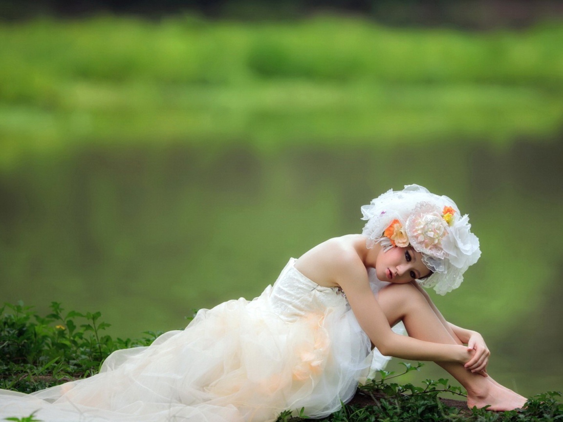 Девушка весна на фоне зелени