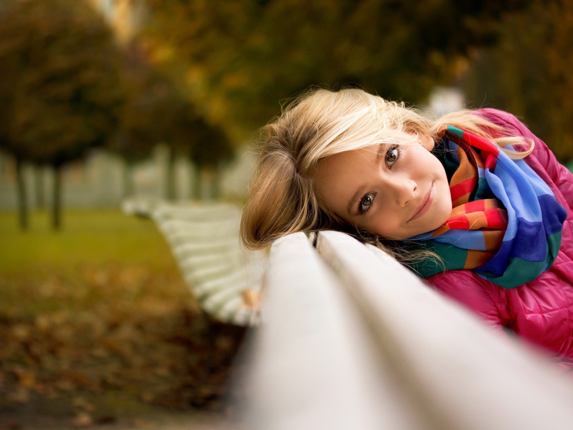 Девушка на скамье в осеннем парке