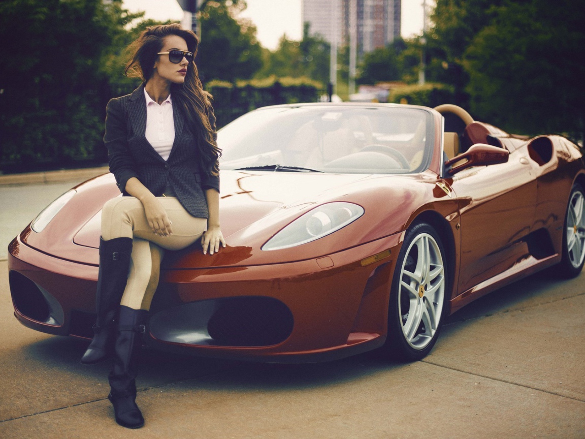 Девушка на капоте коричневого Ferrari кабриолет