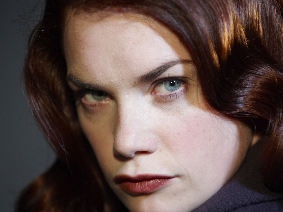 Девушка с каштановыми волосами Рут Уилсон