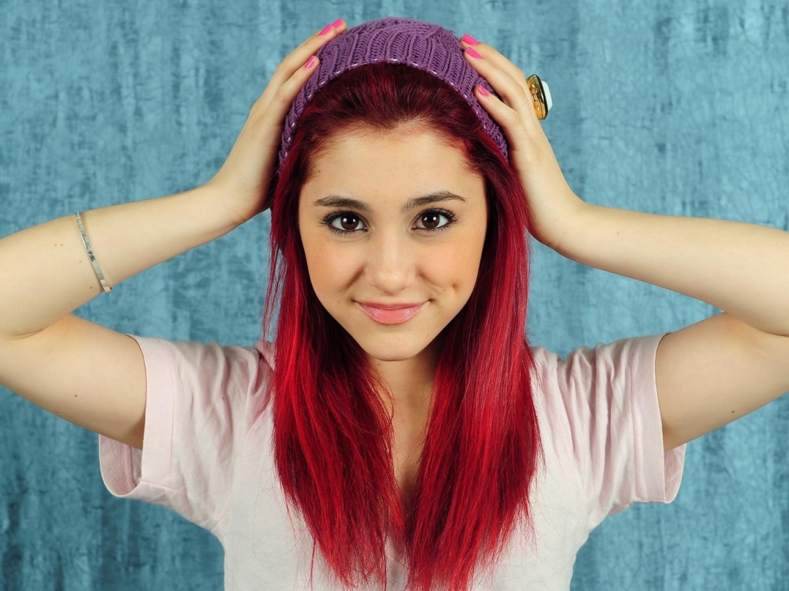 Девушка с красными волосами в сиреневой повязке