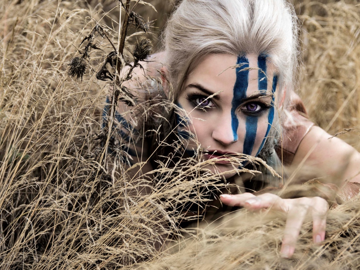 Девушка с синей раскраской на лице