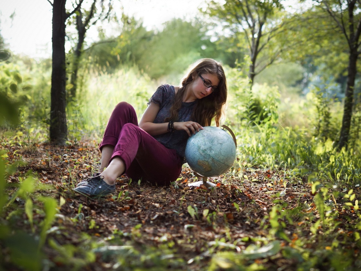Девушка с глобусом на полянке
