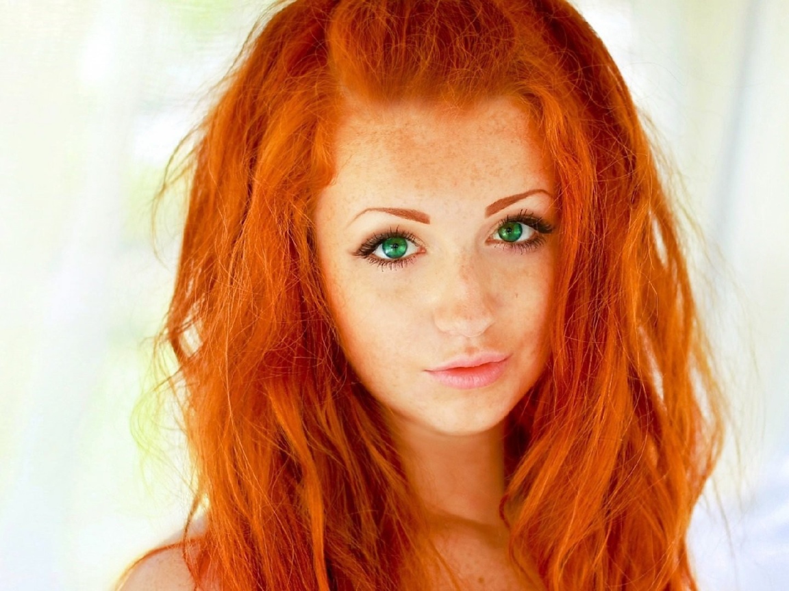 Рыжеволосая модель с зелеными глазами