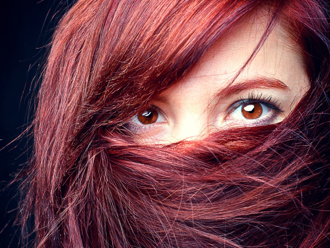 Паранджа из каштановых волос девушки