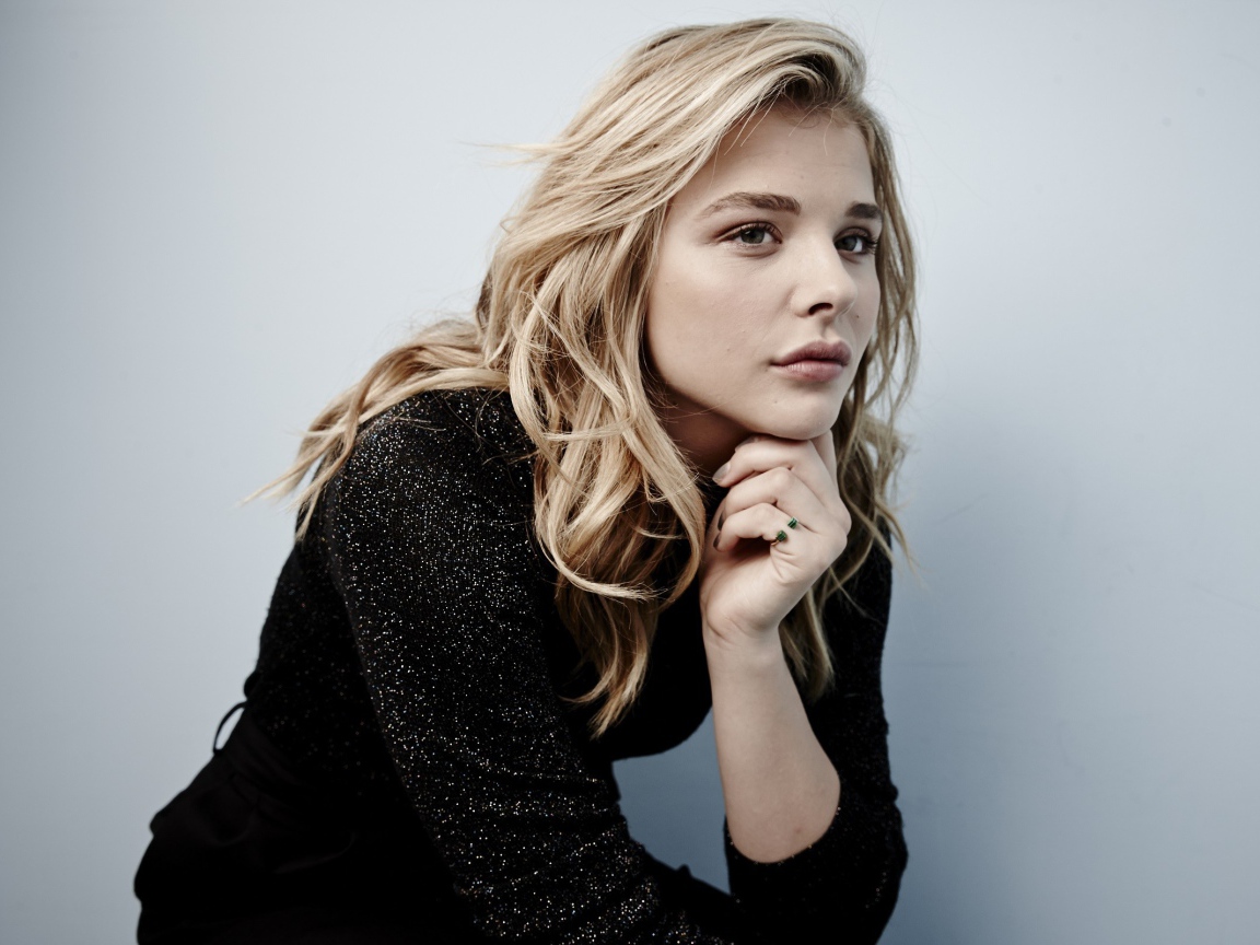 Задумчивая блондинка Хлоя Мориц