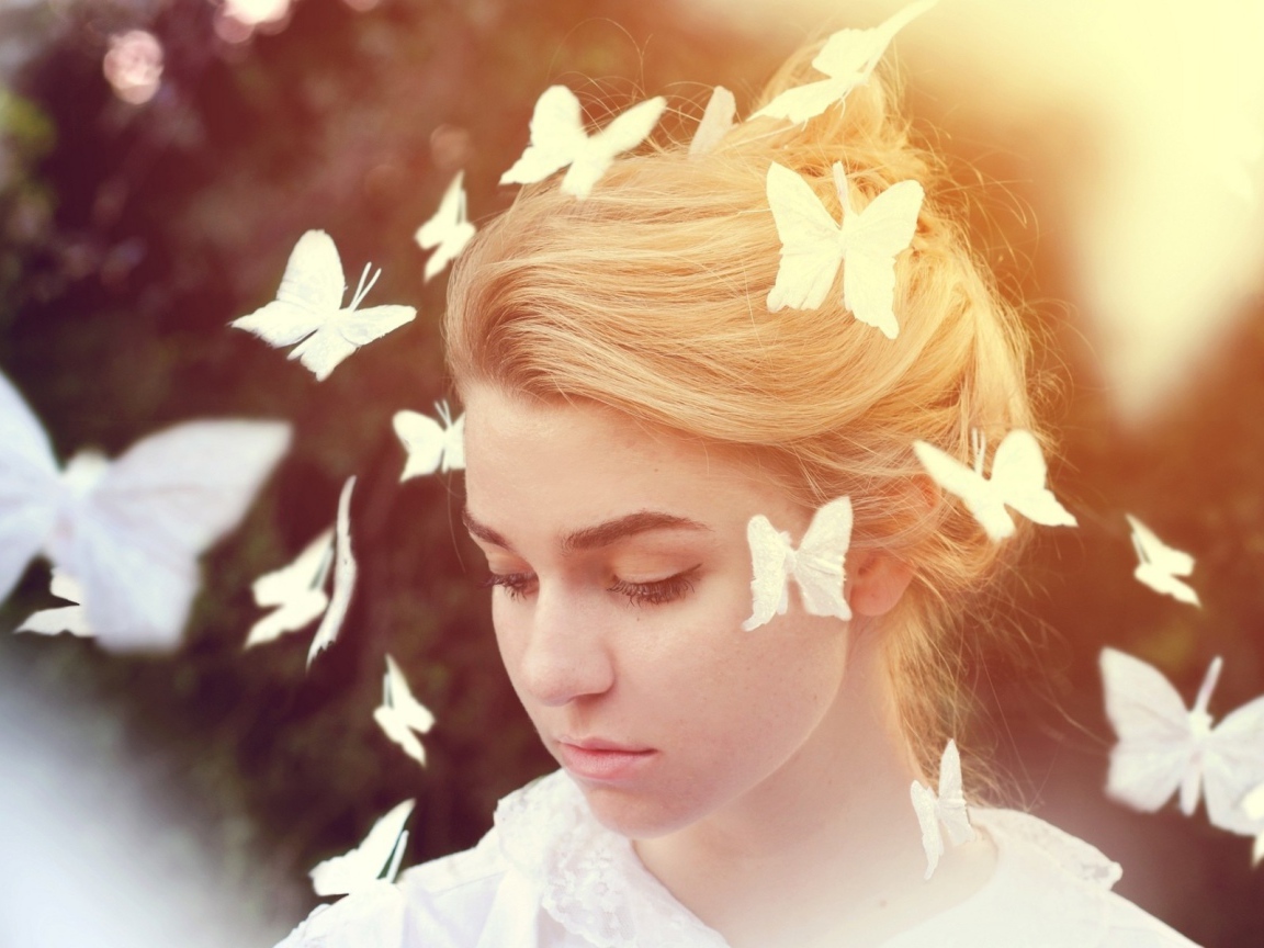 Белые бабочки летают вокруг девушки