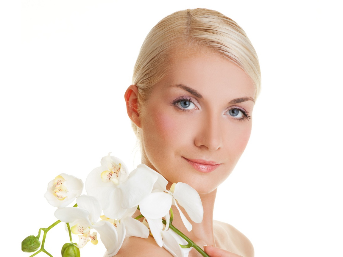 Белые цветы на плече у девушки