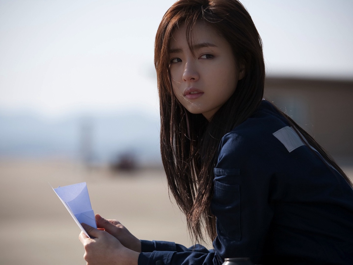 Японская девушка с бумагой в руке