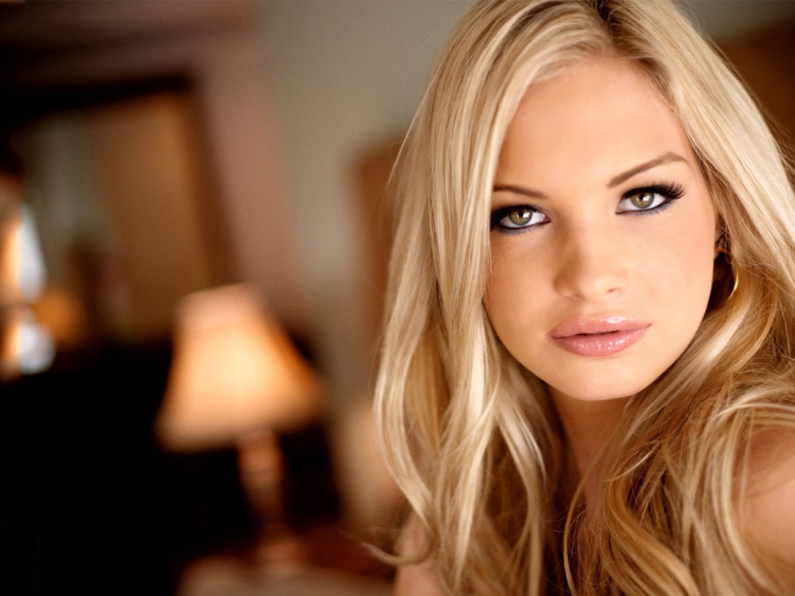 Красивая девушка Franziska Facella