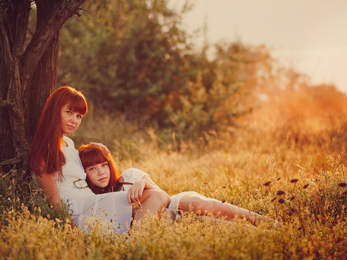 Две подруги отдыхают у дерева, фото Анна Неврева