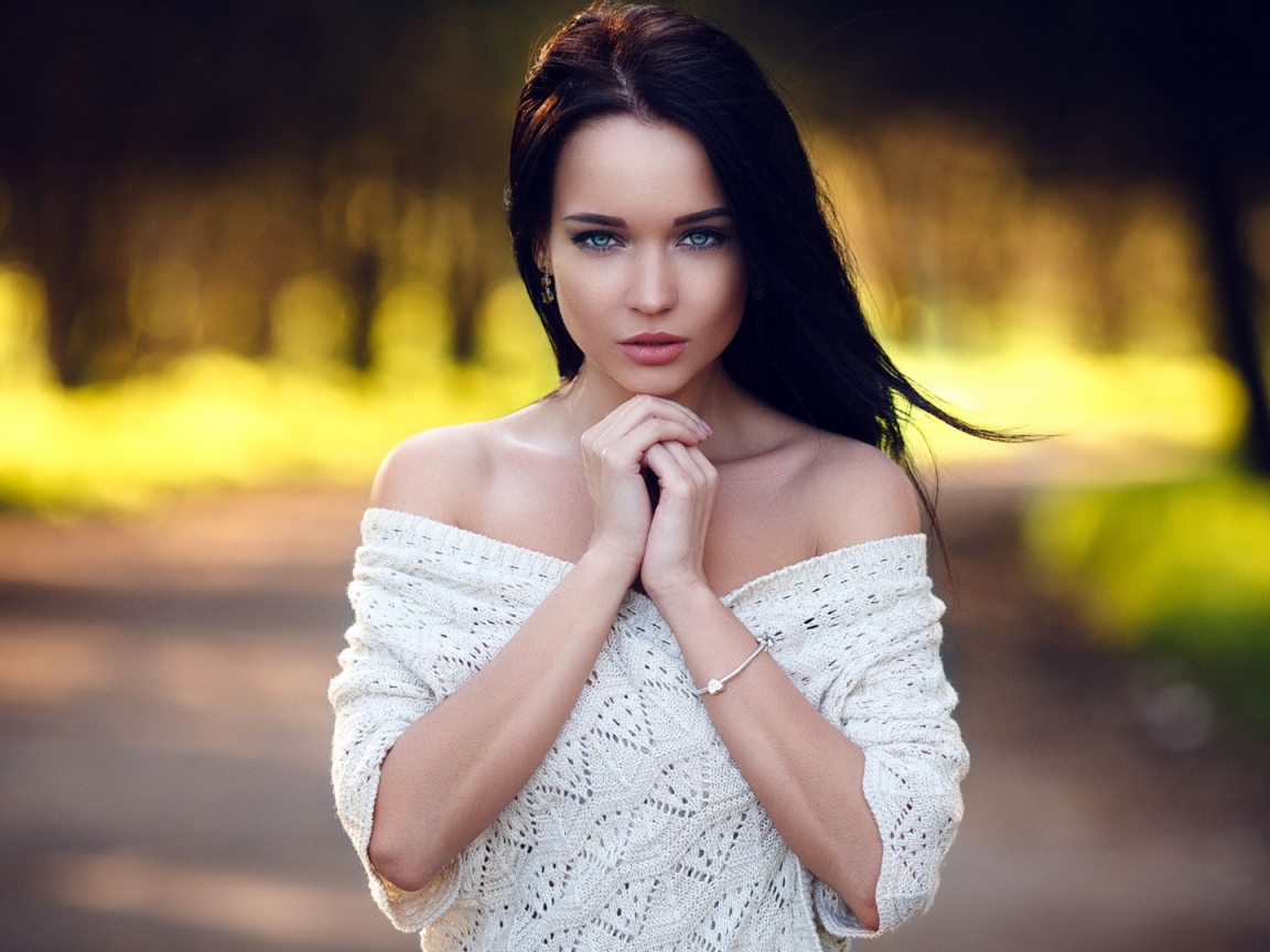 Девушка в белом платье Ангелина Петрова