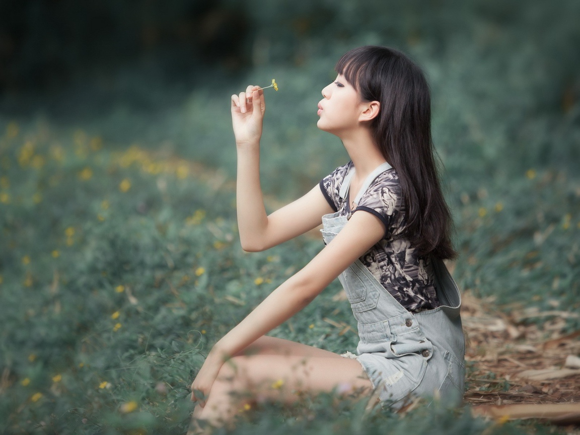 Азиатская модель с желтым цветком