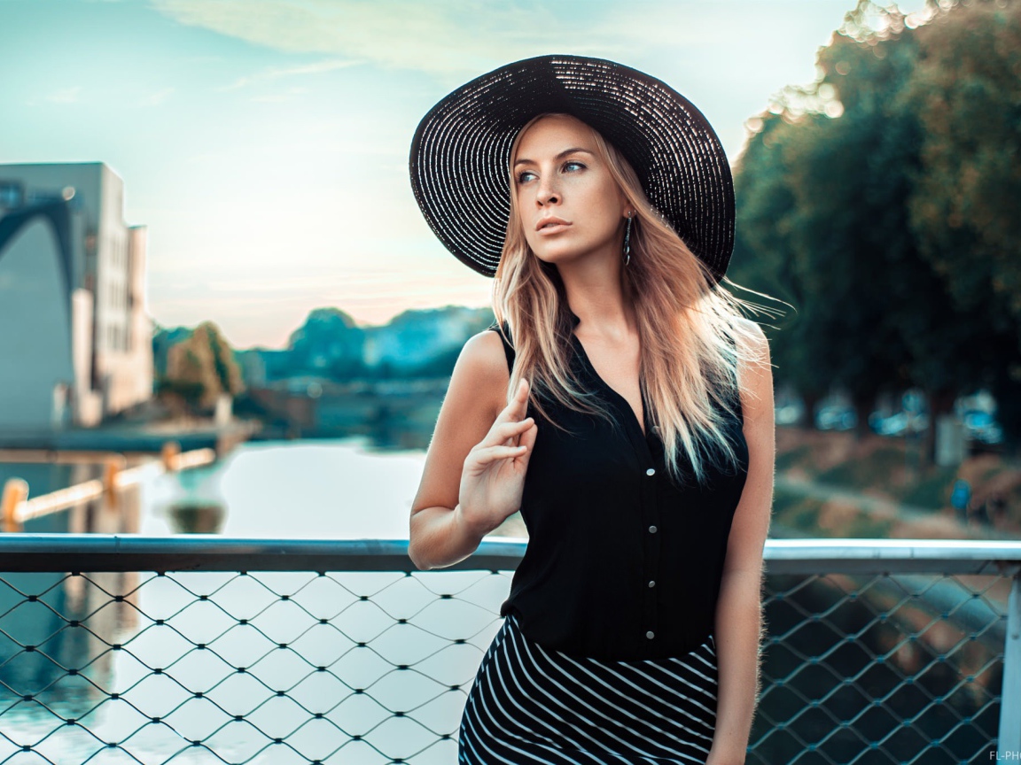 Черная кружевная шляпа на голове у девушки