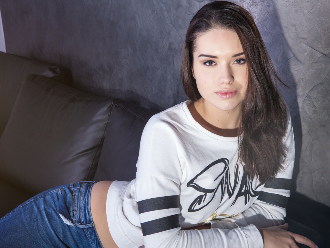 Модель брюнетка Aza