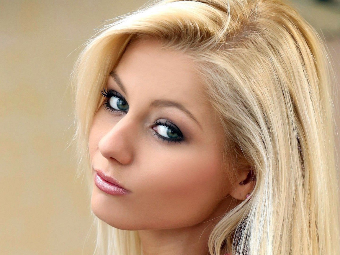 Девушка блондинка Annely Gerritsen