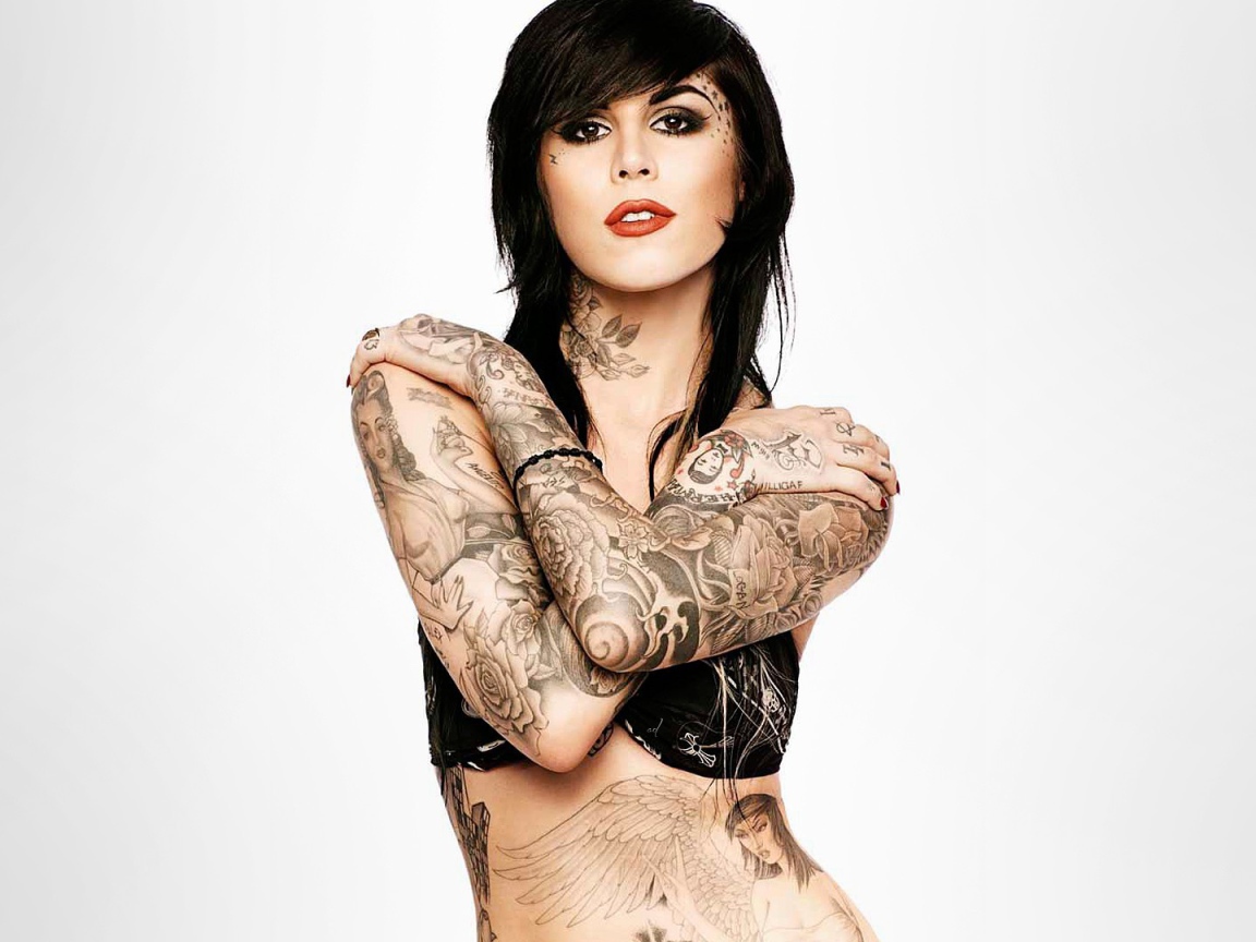 Модель брюнетка Kat Von D