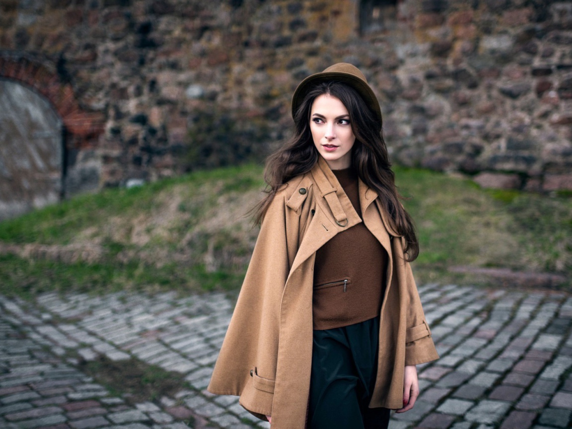 Модель Карина Сунцева  в шляпе и накидке