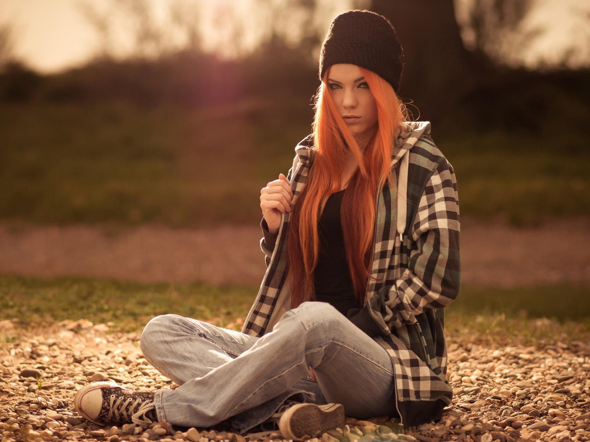 Рыжая девушка в шапке, фото Zara Axeronias