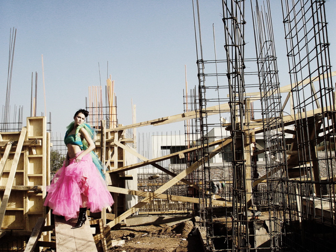 The girl on the construction of the house