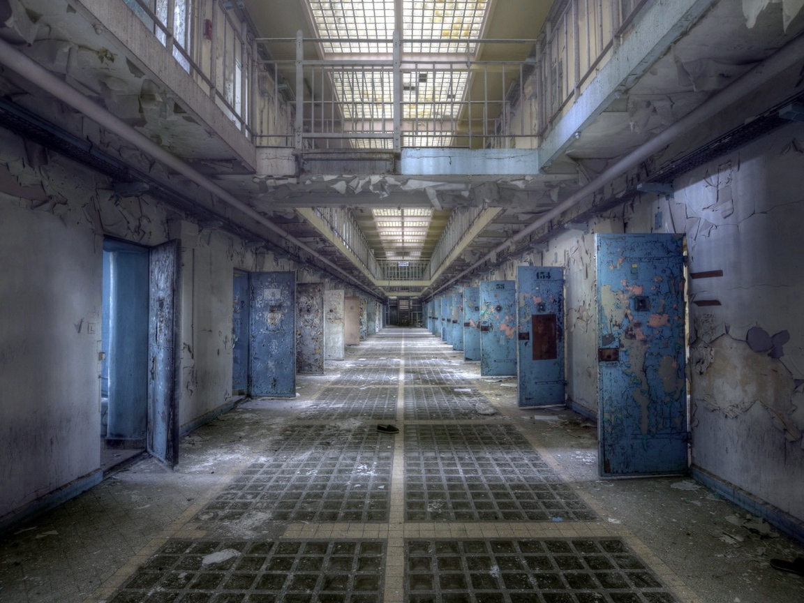 Интерьер заброшенной тюрьмы