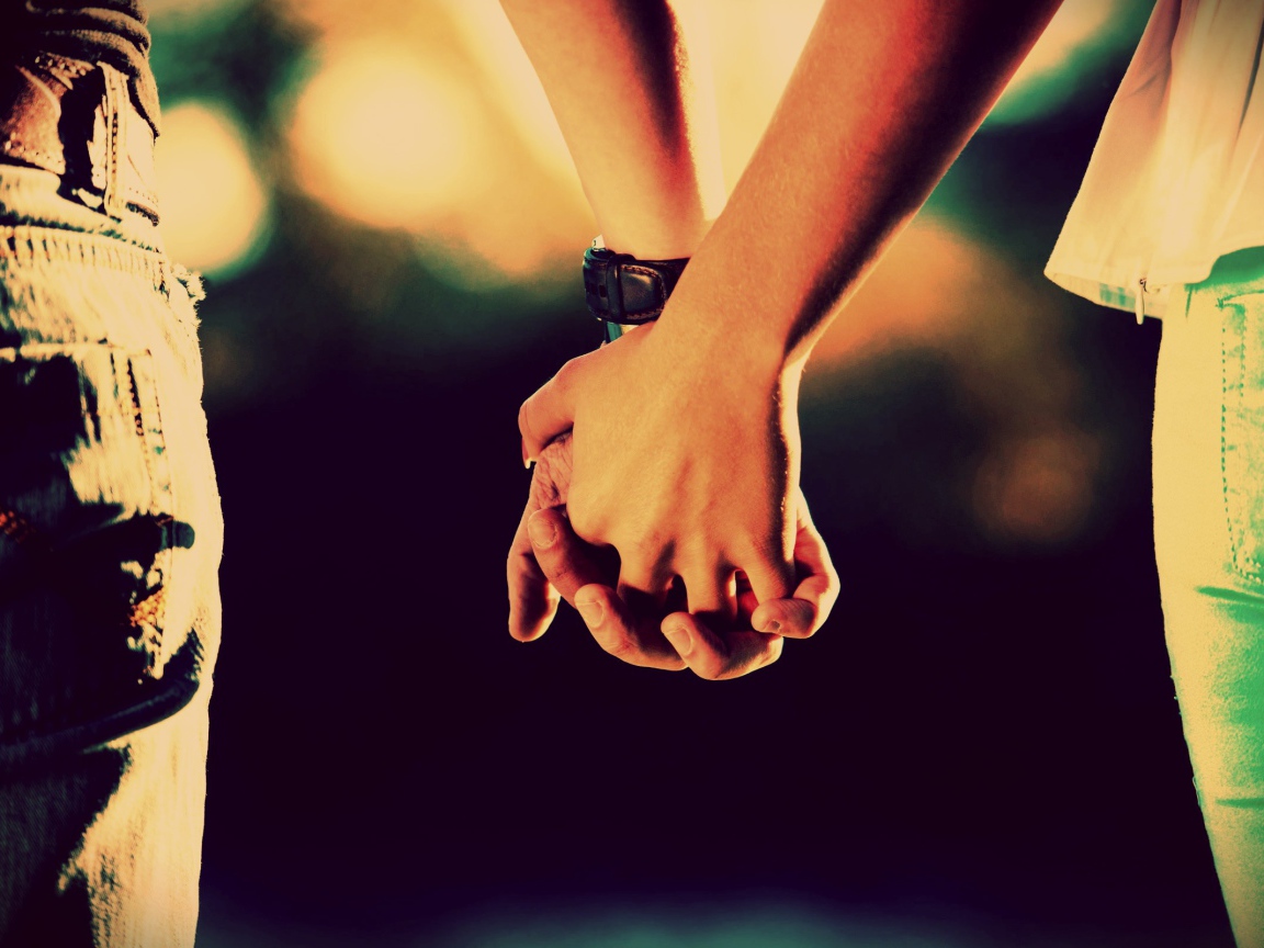 Влюбленные взялись за руки