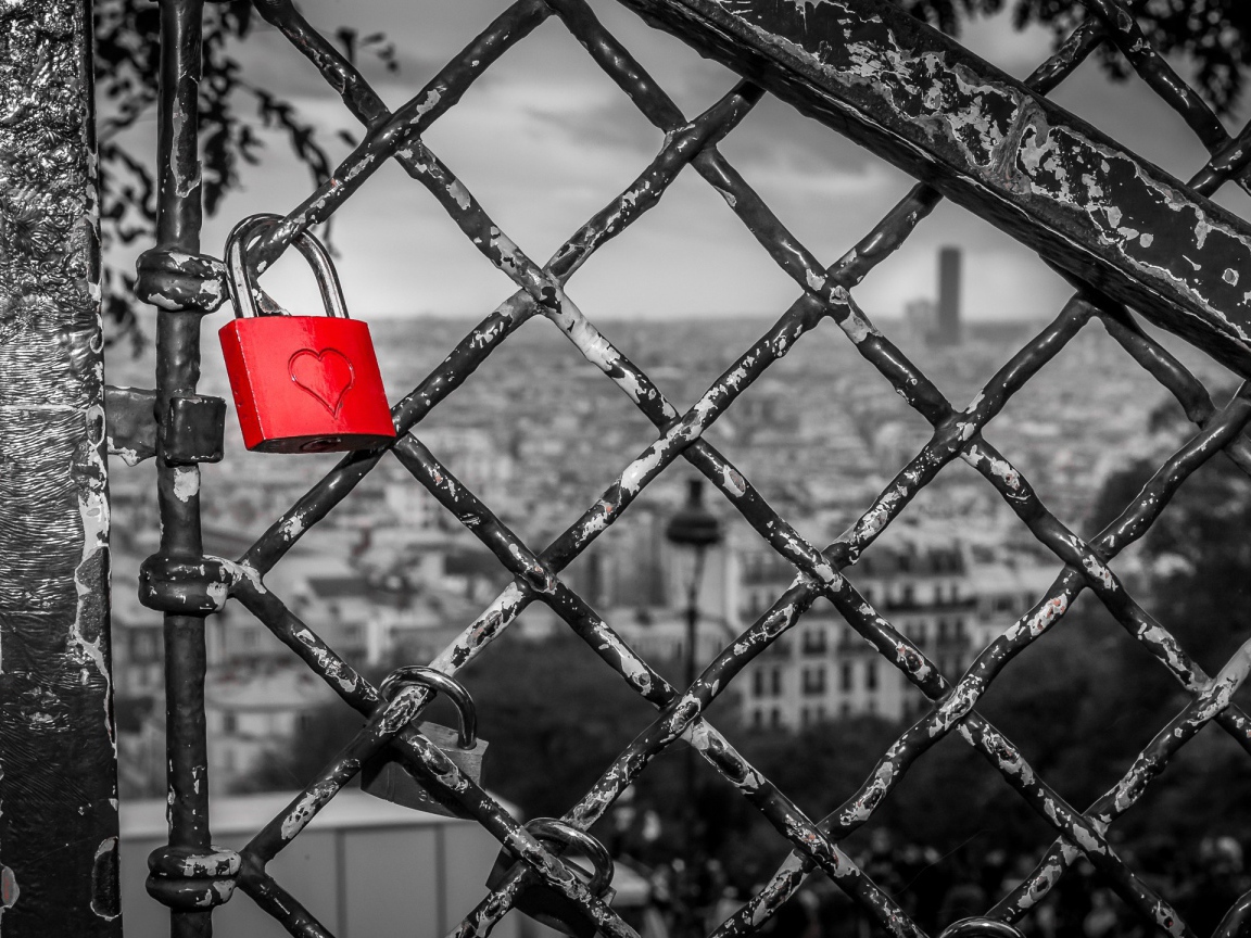 Красный замок на серой решетке, любовь