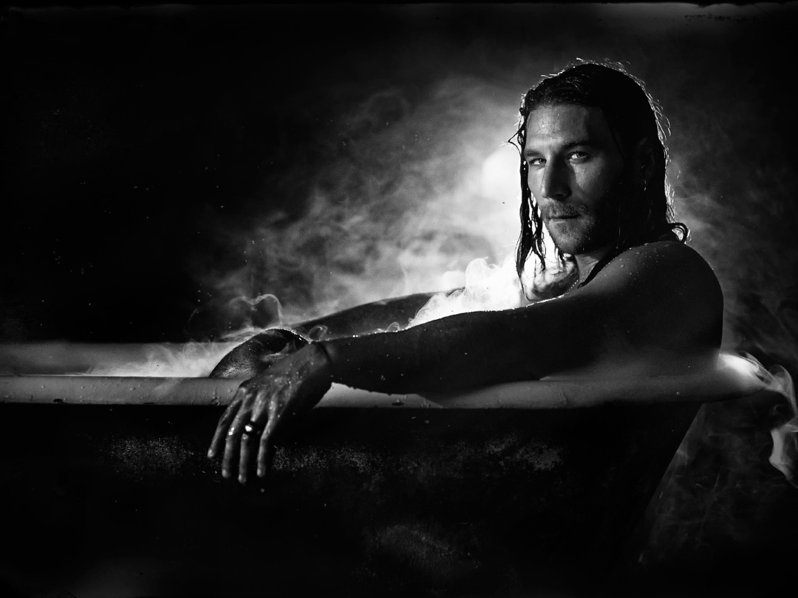 Мужчина принимает горячую ванну