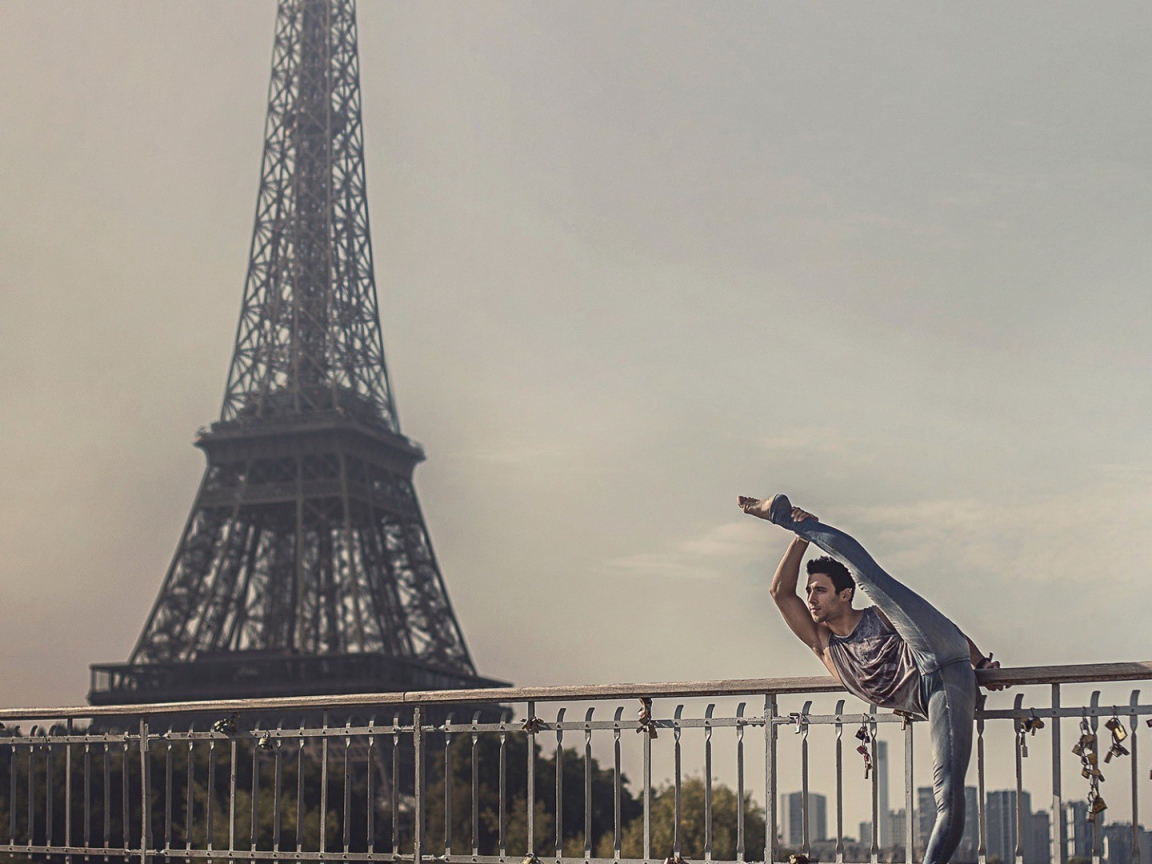 Гимнаст на фоне Эйфелевой башни
