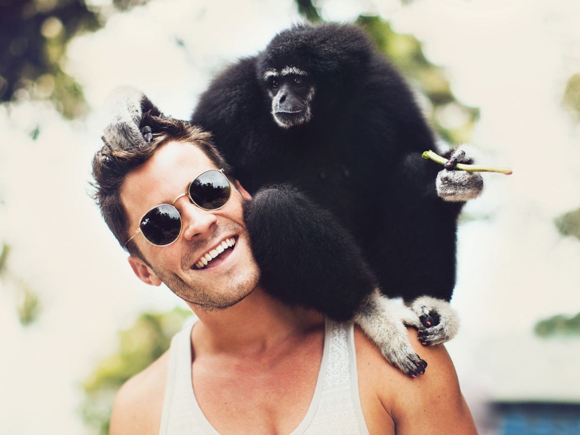 Обезьяна на плече у мужчины