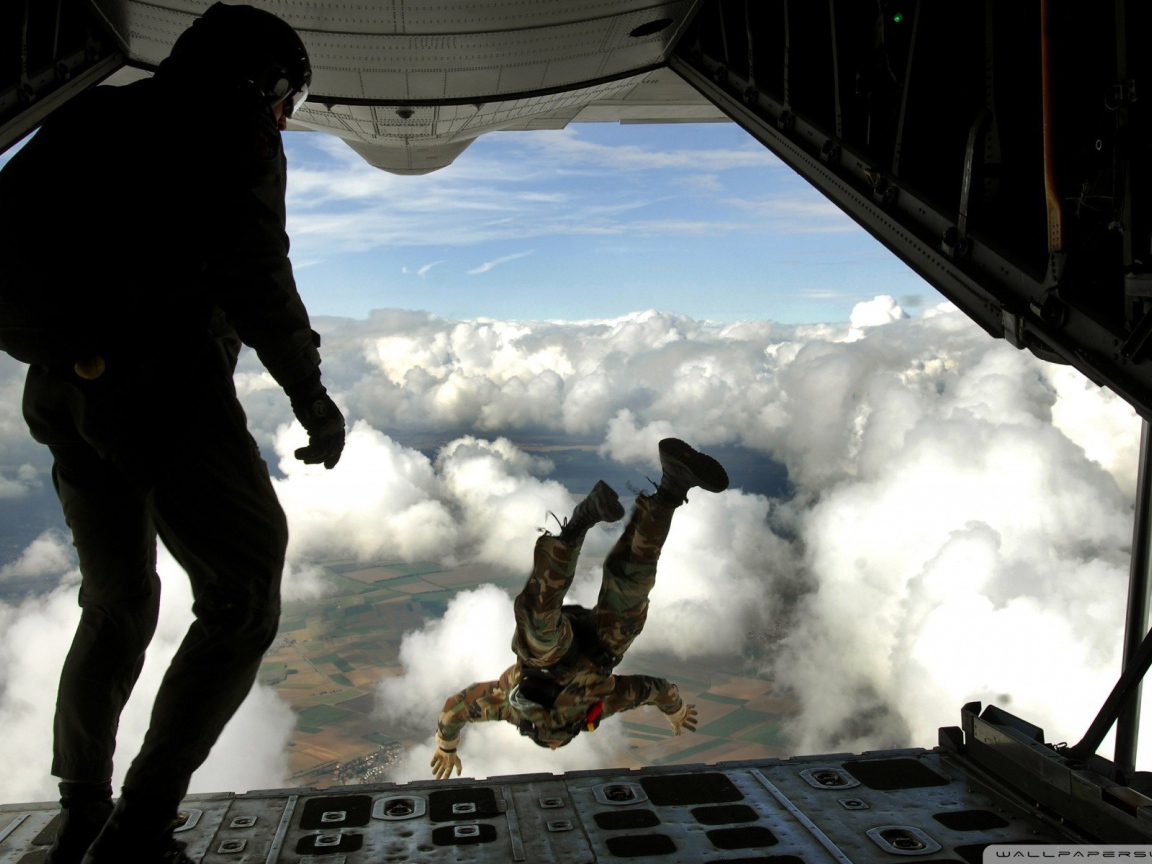 Десантники прыгают с самолета