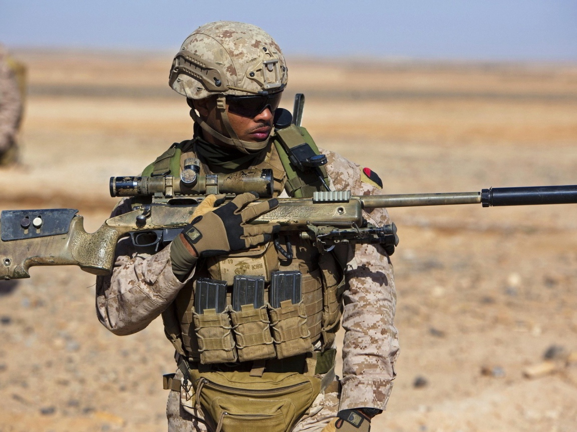 Солдат снайпер в пустыне