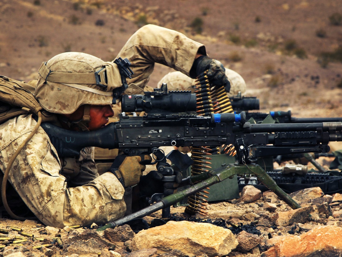 Солдат стреляет из пулемета