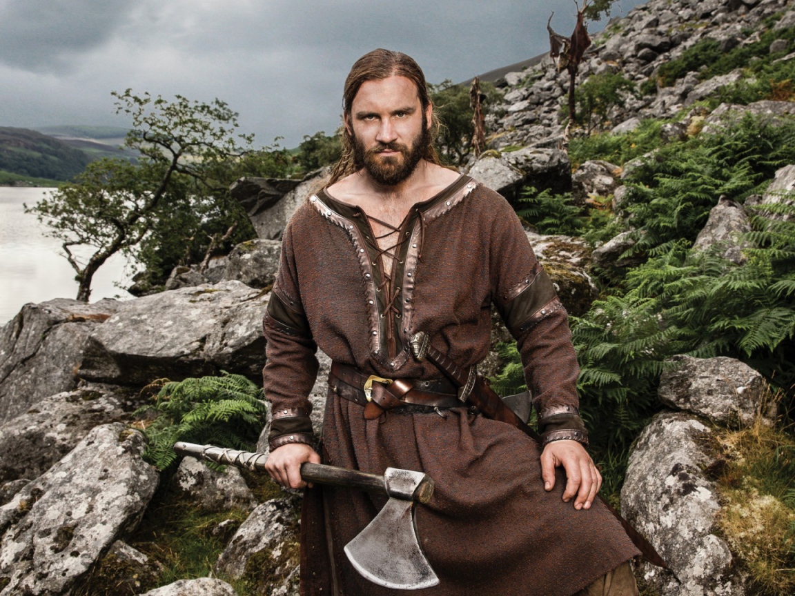 Викинг мужчина с топором в руке