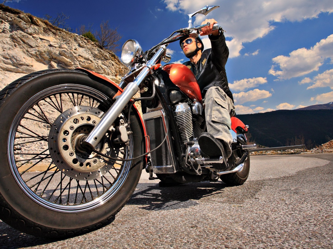 Мотоциклист на дороге среди скал