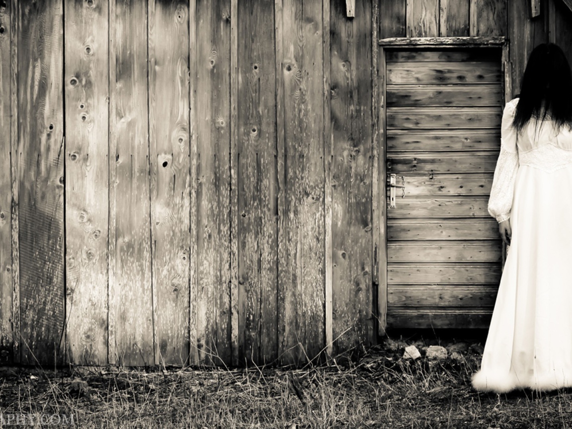 Девушка у деревянного сарая, фильм Звонок