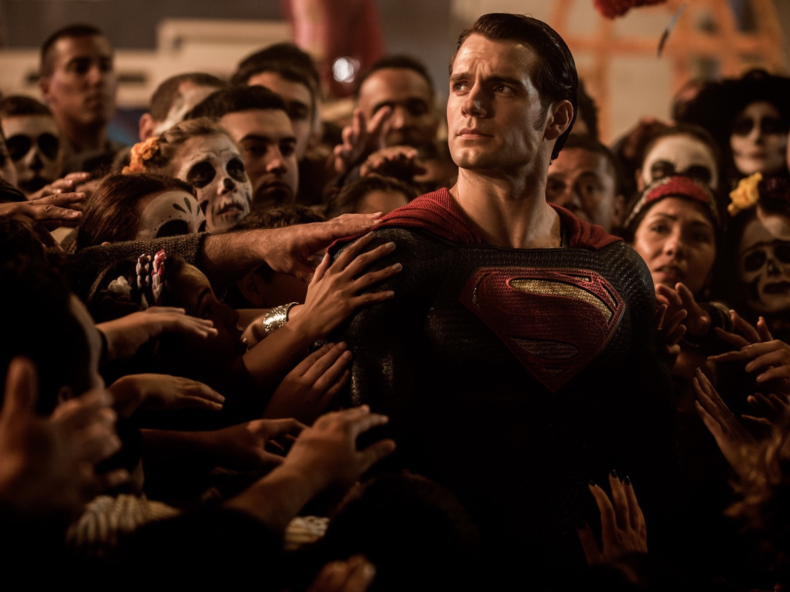 Люди прикасаются к Супермену