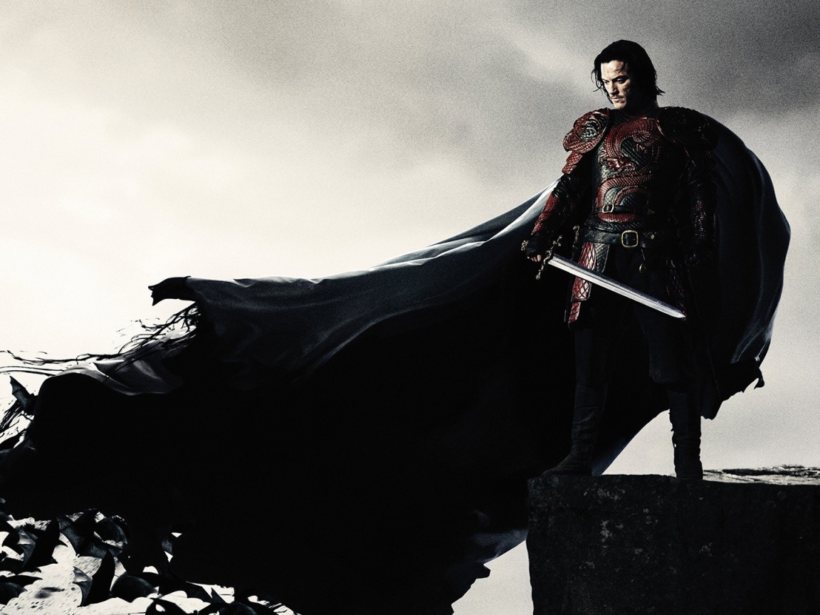 Персонаж фильма Дракула в черной накидке