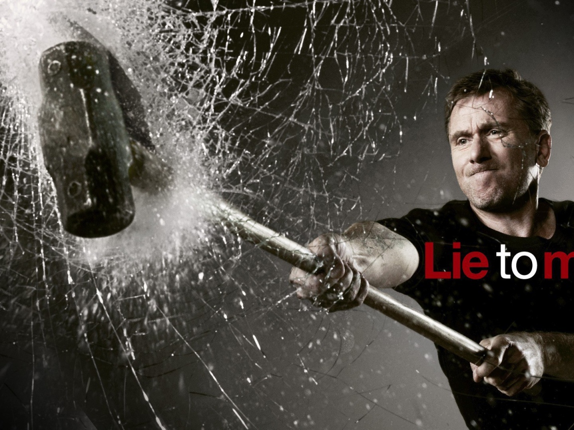 Герой сериала Теория лжи разбивает стекло