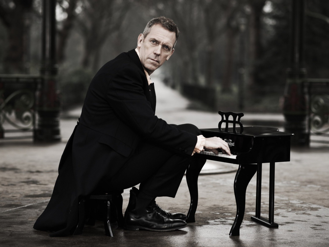 Мужчина играет на крошечном рояле