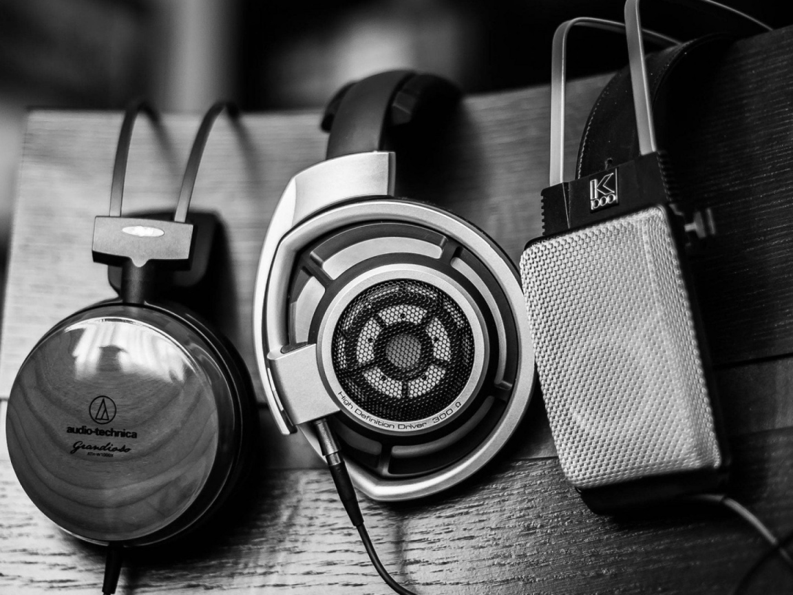 Разные наушники висят на спинке стула