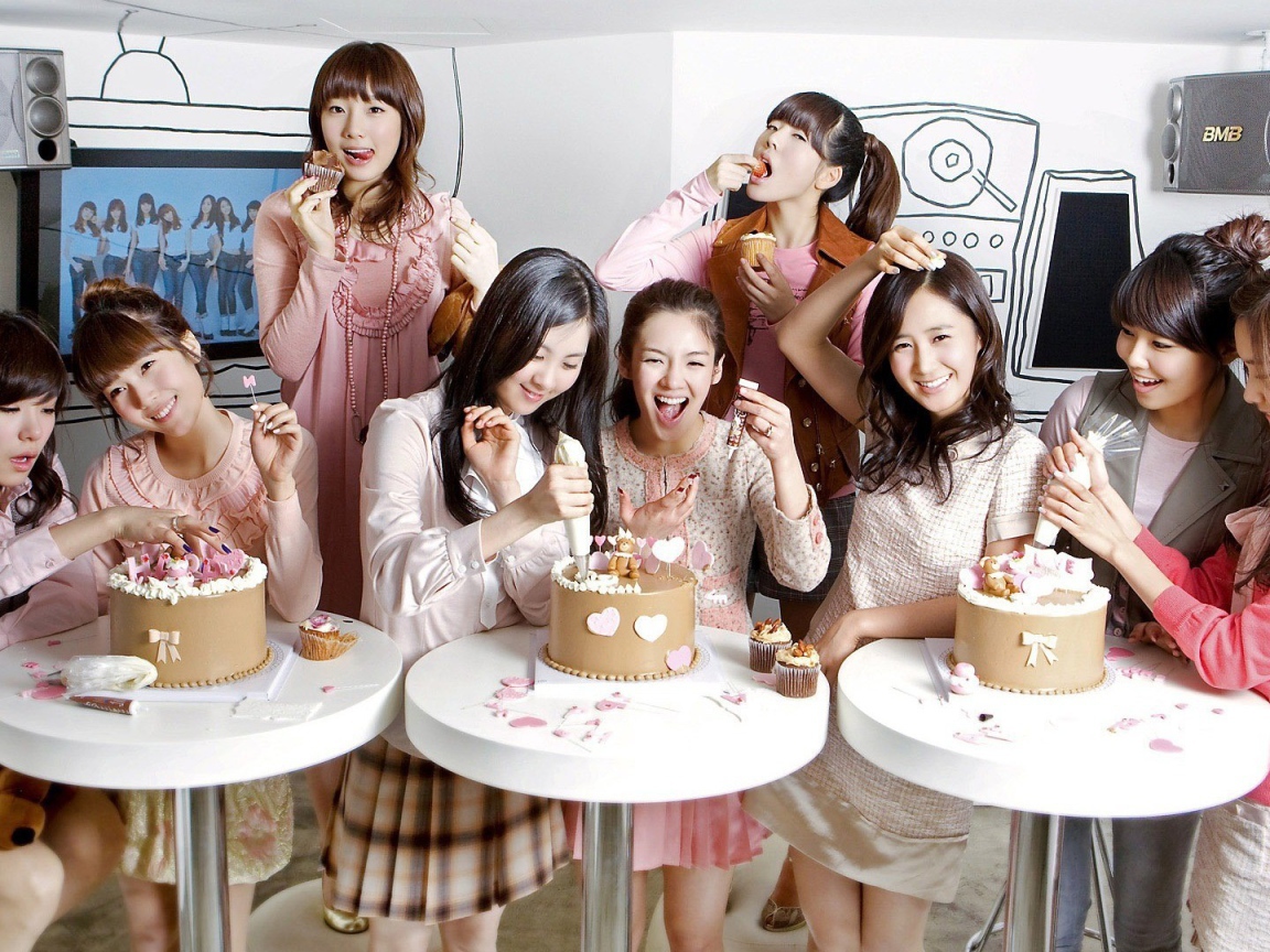 Девушки из группы Girls’ Generation кушают торты