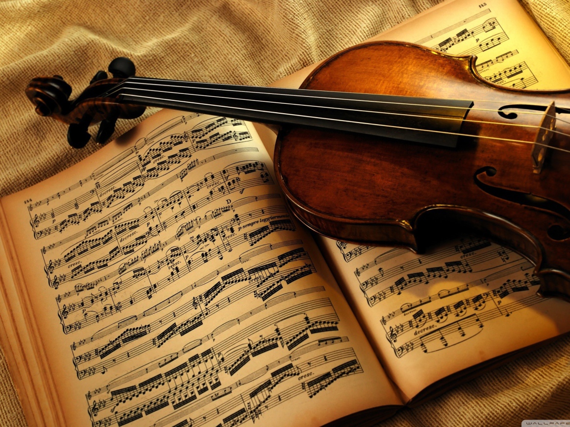 Скрипка на книге с нотами