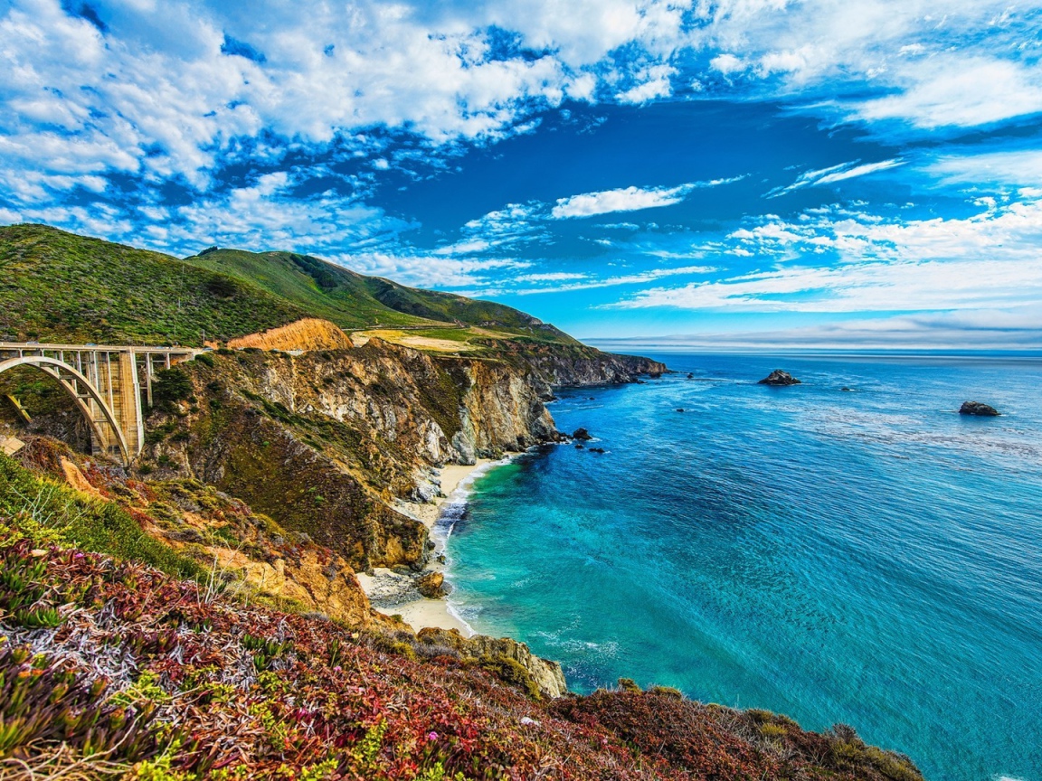 Арочный мост у берега моря