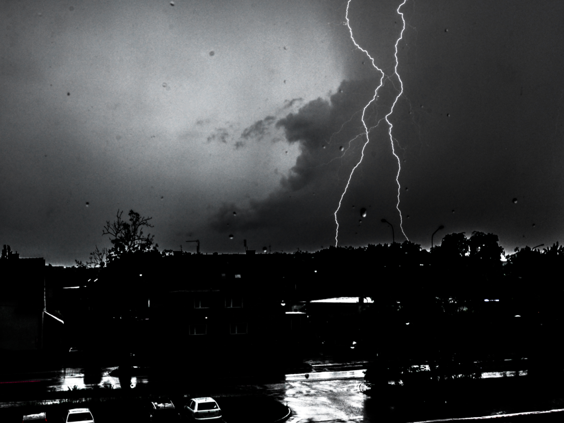 Черно белое фото грозы