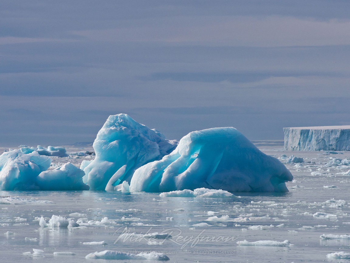 Голубой лед оторвался от ледника