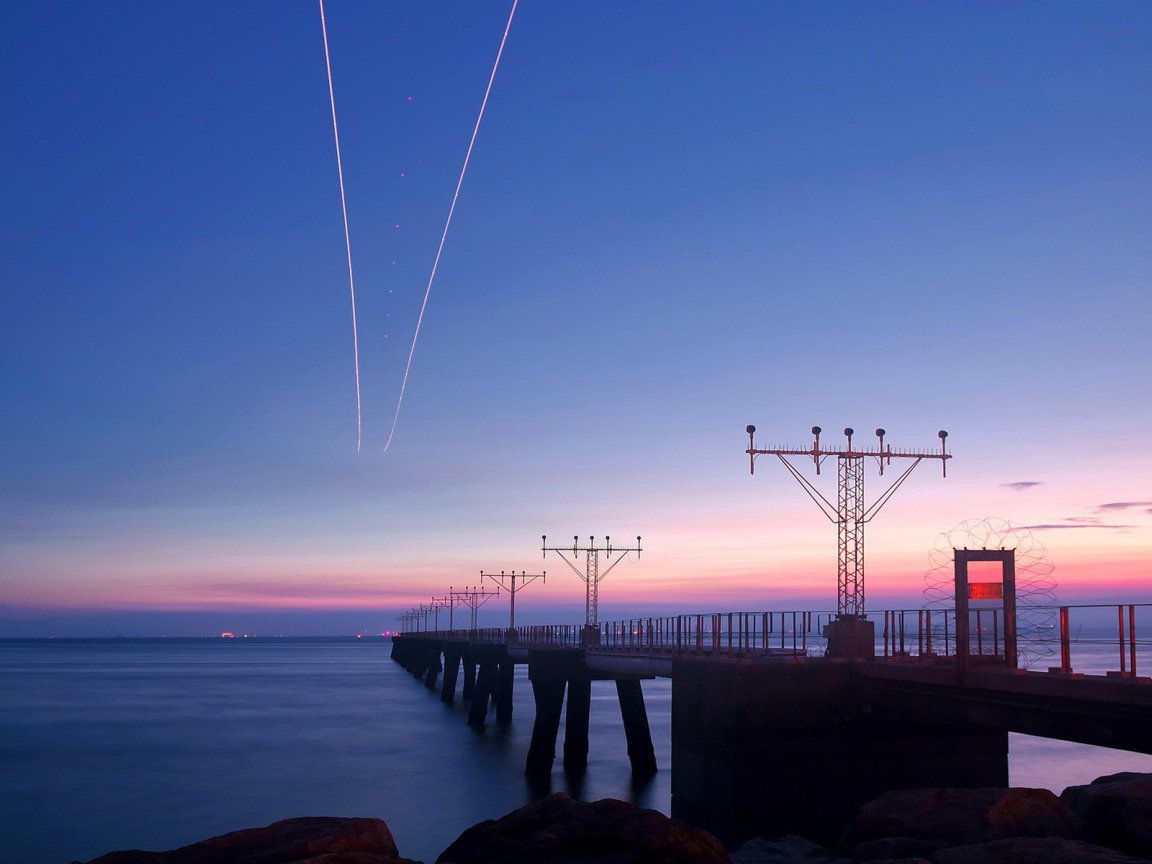 Мост с антеннами в заливе